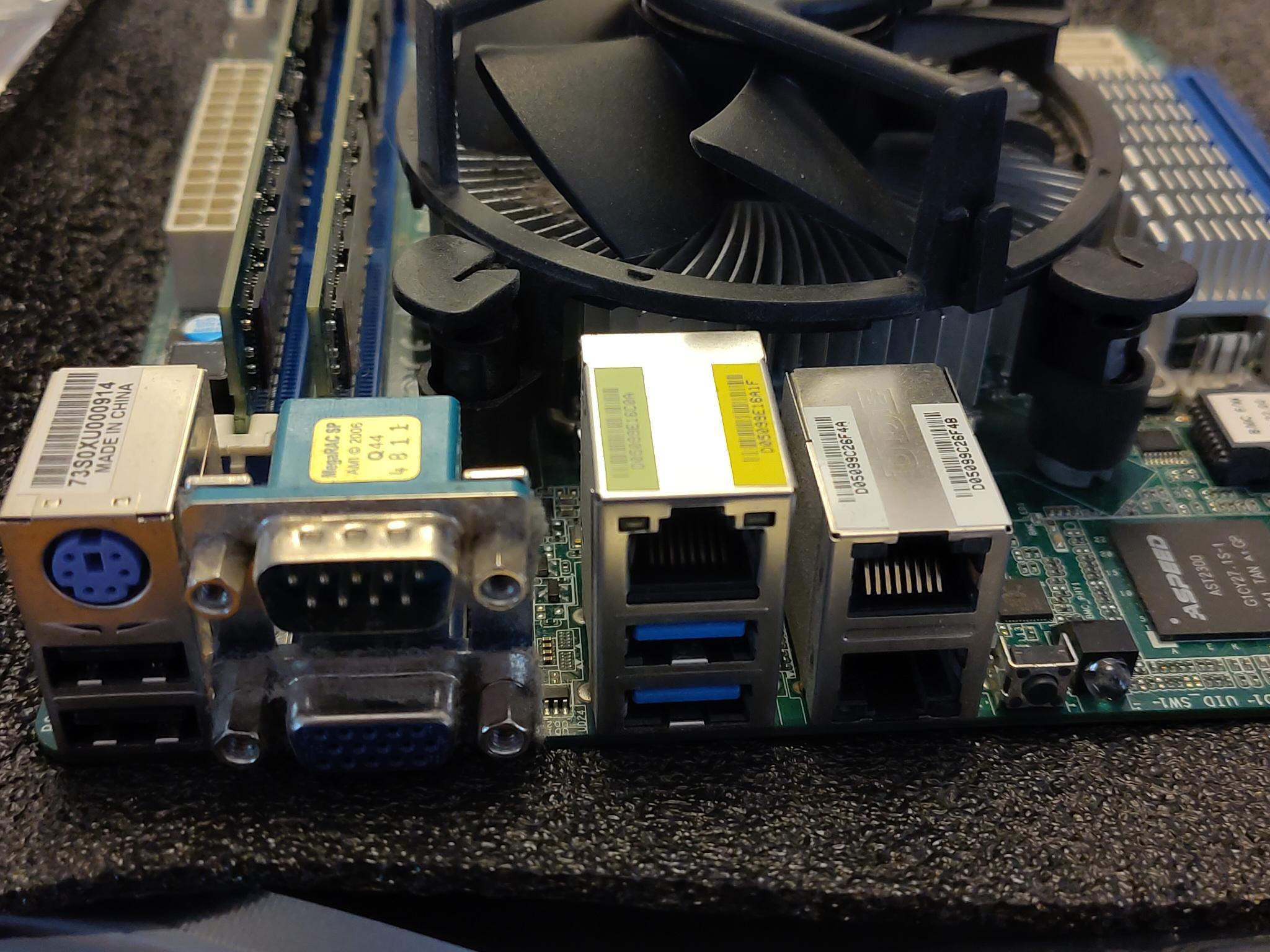 Servermainboard, Rückseite. Man sieht den LAN Port und andere Anschlüsse.