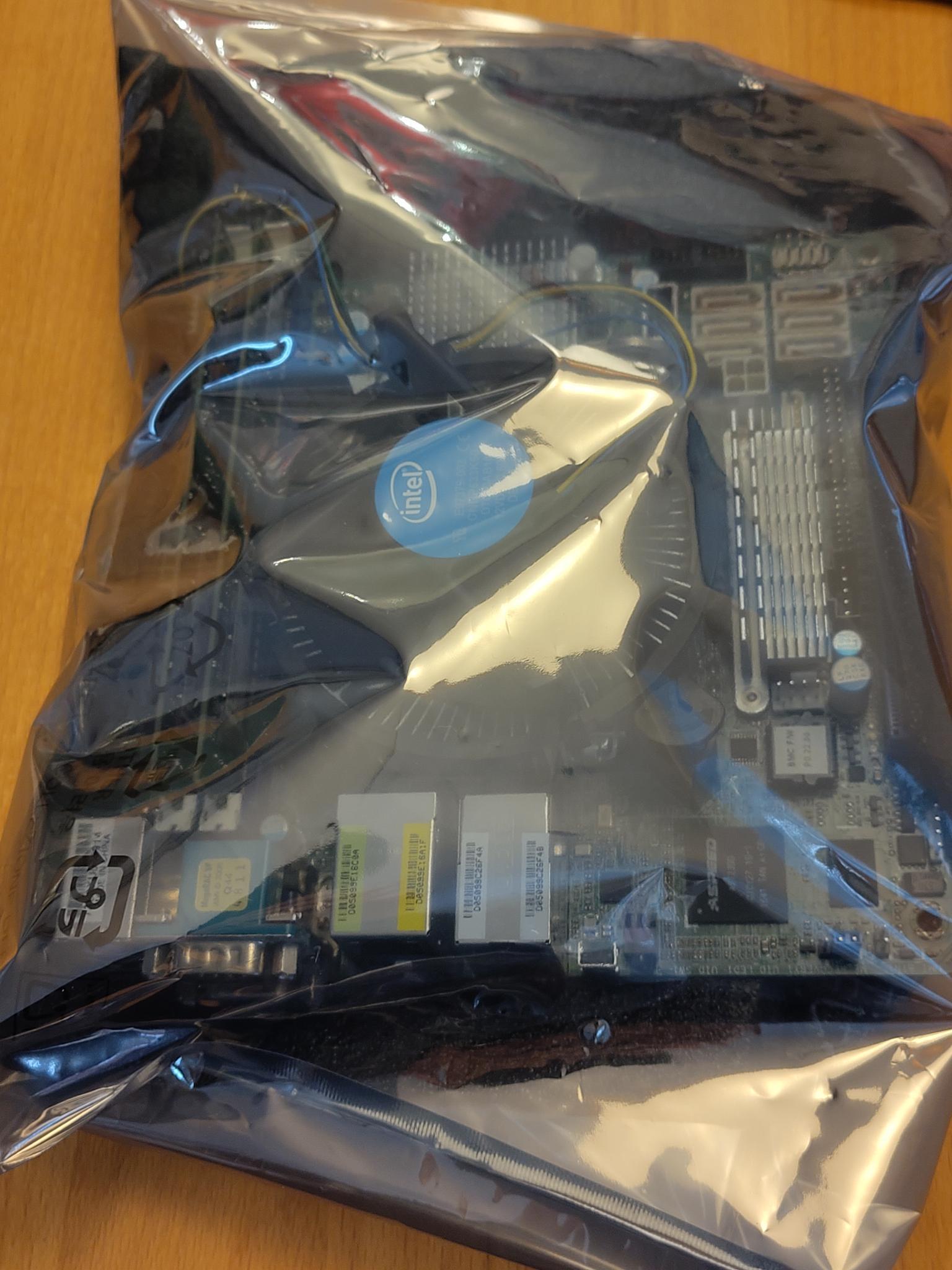 Board in Antistatikfolie verpackt