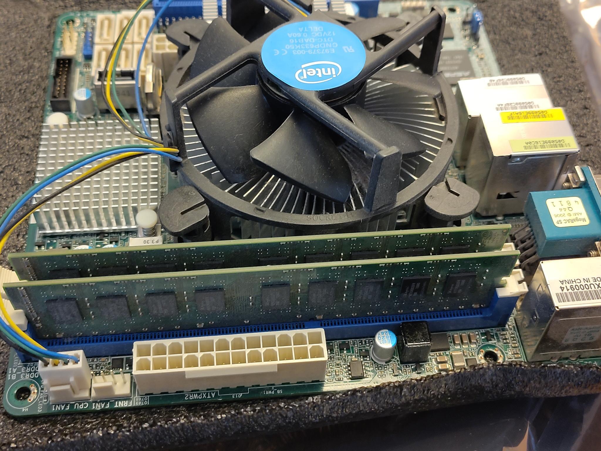 Serverboard, man sieht die Buchse für die Mainboard-Stromversorgung sowie die zwei gesteckten RAM Module.