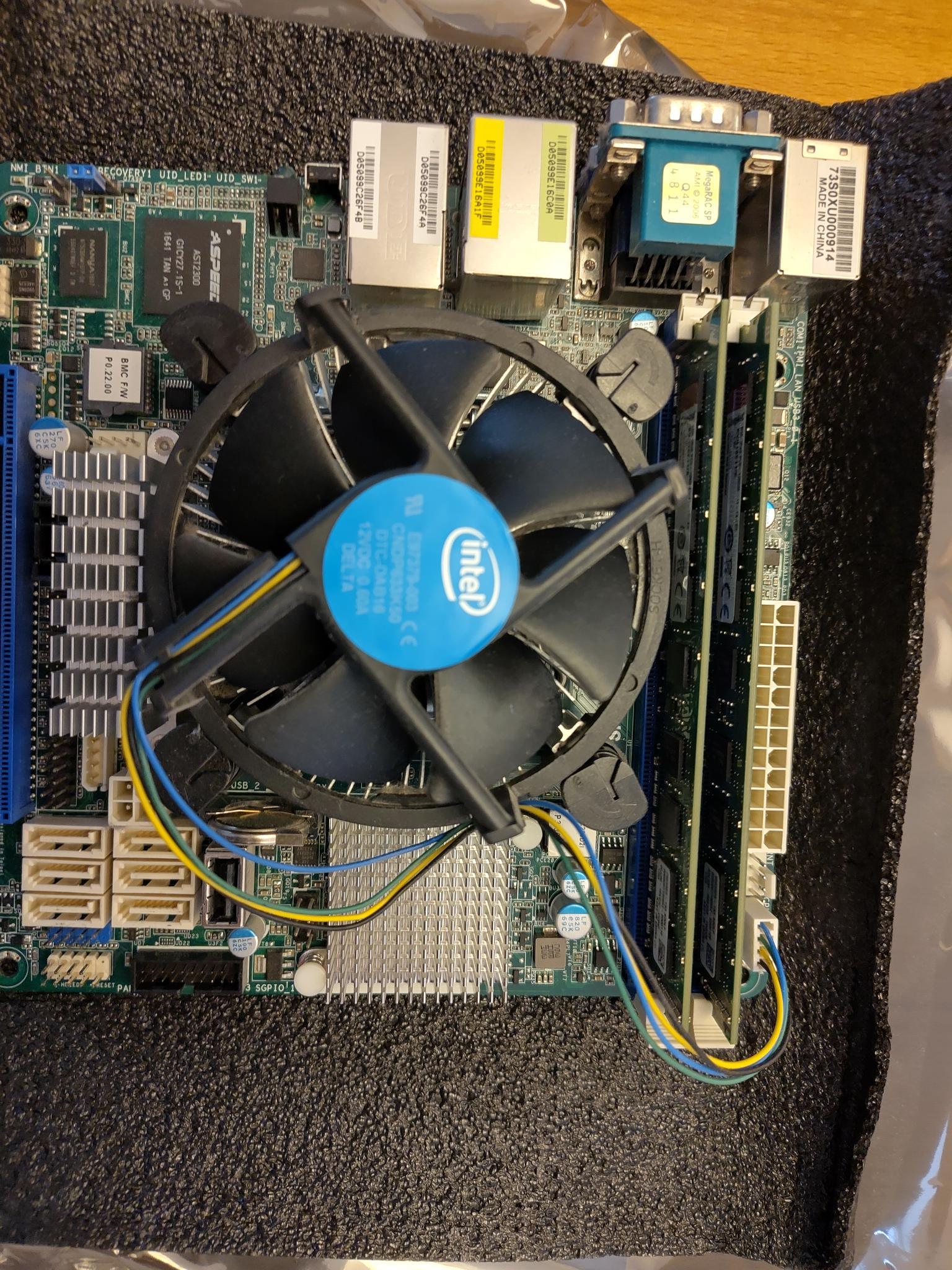 Draufsicht des Boards. man sieht den CPU Lüfter