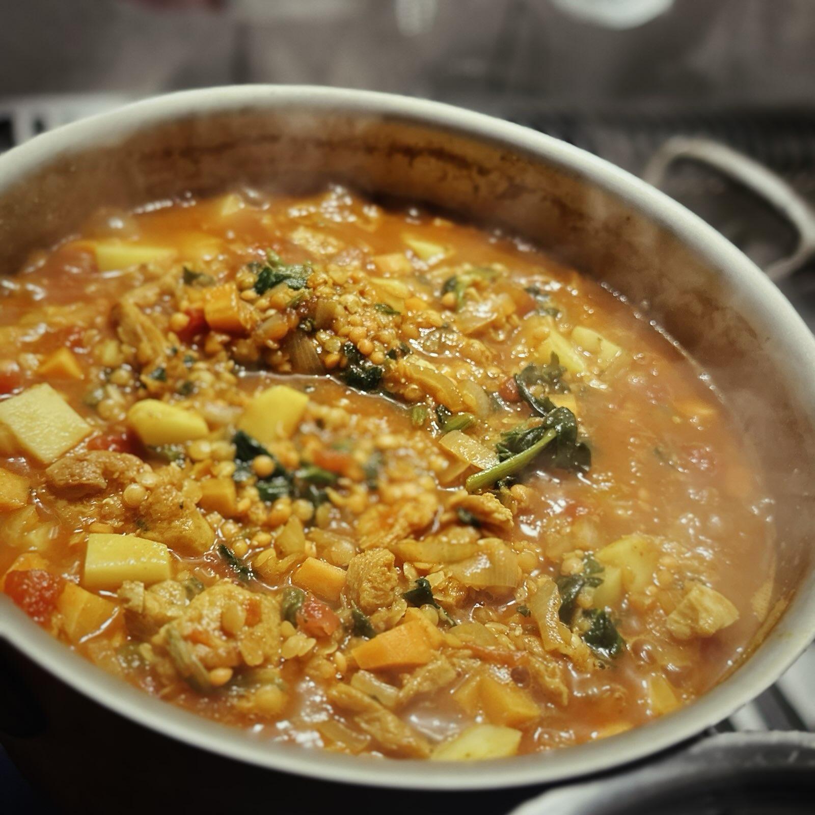 Das Dal brodelt in einem Kupfertopf...