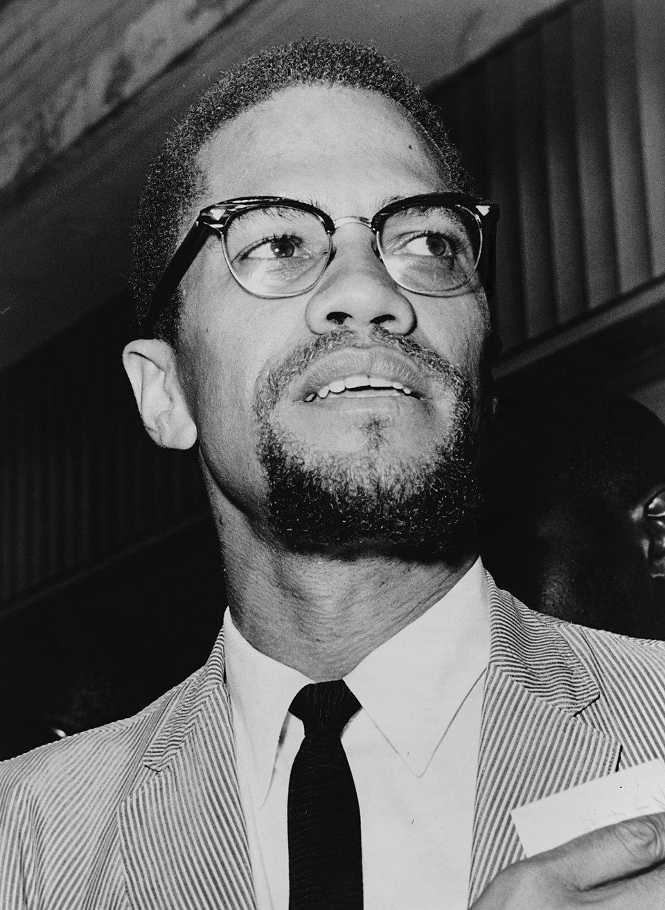 Das Foto zeigt den bärtigen Malcolm X 1964 im Queens Court