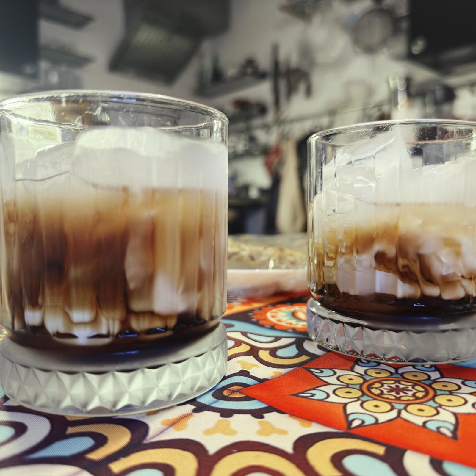 Zwei Tumbler mit dem Cocktail in seiner einfachsten Variante: 5cl Wodka, 3cl Kosakenkaffee, 5cl NoMilk. (Ich empfehle allerdings Schlagfix, das flockt nicht aus.)

https://de.wikipedia.org/wiki/White_Russian