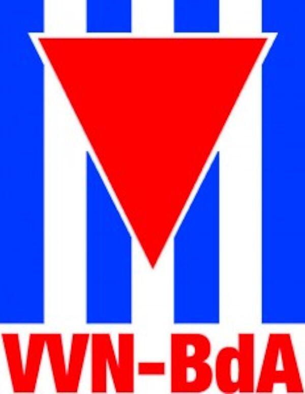 Logo der VVN-BdA: Der rote, politische Winkel vor den weiß blauen Streifen der KZ Häftlingskleidung. Darunter die Abkürzung VVN-BdA