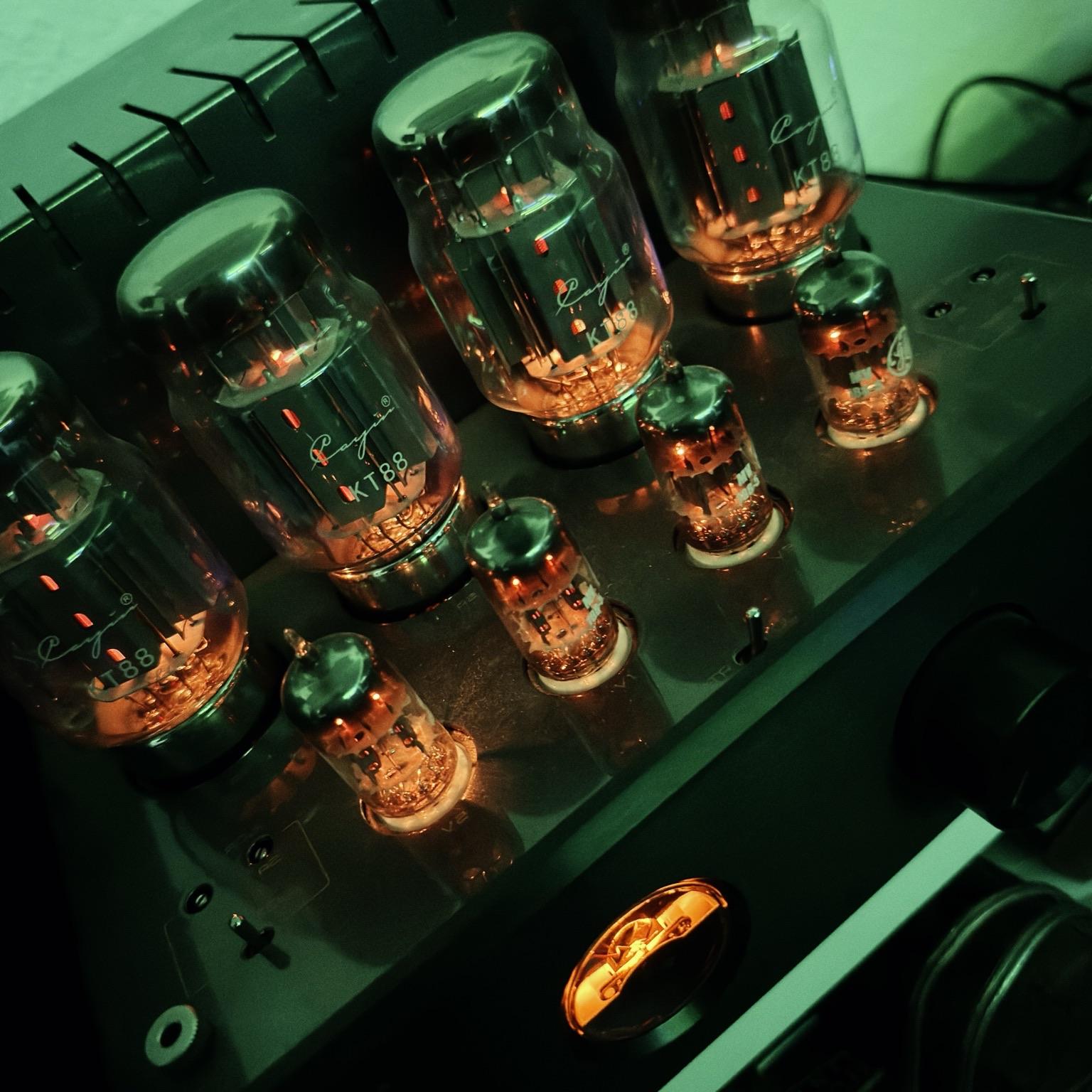 Some KT88 Valve glowing together with 5BKK7A on an Cayin MA80 Amp