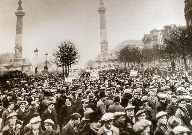 Das historische Foto zeigt die Szenerie auf dem Place de la Nation