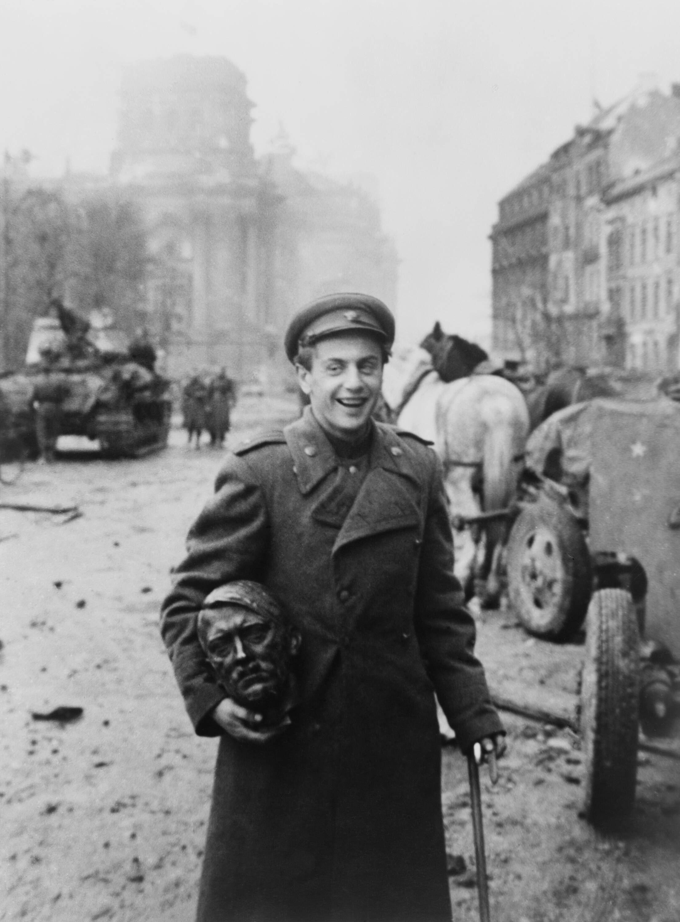 Der Dichter Jewgeni Dolmatowski mit der Hitlerbüste als Trophäe, Berlin, 2. Mai 1945. Foto: Yevgeny Khaldei (1917–1997)