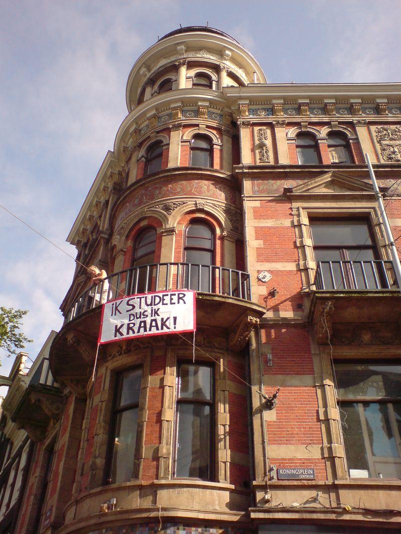 Gebäude „Kosmos“, Koningsplein 1,  in Amsterdam. An der Ecke von Koningsplein und Singel 1890–1891 errichtetes GESCHÄFTSGEBÄUDE mit BÜROS und einer KONCIERGEWOHNUNG nach einem Entwurf im Neobarockstil von Th.G. Schill und D.H. Haverkamp im Auftrag der Direktoren der Versicherungsbank „Kosmos“. Das Geschäft befand sich im Erdgeschoss, die Büros – der Versicherungsbank „Kosmos“ selbst – waren im ersten und zweiten Stock untergebracht und die Hausmeisterwohnung befand sich im dritten Stock.