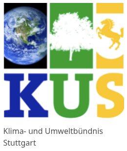 Das KUS Logo zeigt die Erdkugel über dem blauen "K", eine Baumsilouette über dem grünen "U" und das Wappentier der Stadt Stuttgart - ein sich aufbäumendes Pferd - über dem gelben "U".