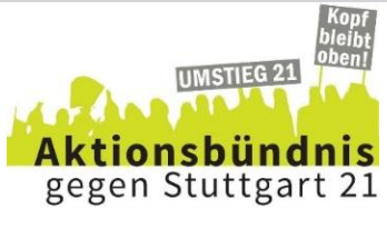 Das Logo des Aktionsbündnisses gegen Stuttgart 21 zeigt die Silouette einer demonstrierende Menschenmenge mit dem darübergelegten Text "Aktionsbündnis gegen Stuttgart 21" sowie den angedeuteten Transparenten mit dem Text "Kopf bleibt oben" und "Umstieg 21"