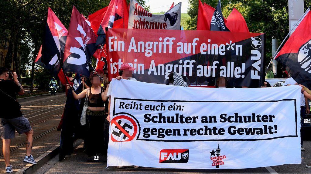 Das Foto zeigt das Fronttransparent der Demo mit dem Text "Reiht Euch ein: Schulter an Schulter gegen rechte Gewalt", dahinter ein Hochtransparent mit dem Text "Ein Angriff auf eine*n ist ein Angriff auf alle!" - jeweils von der FAU"