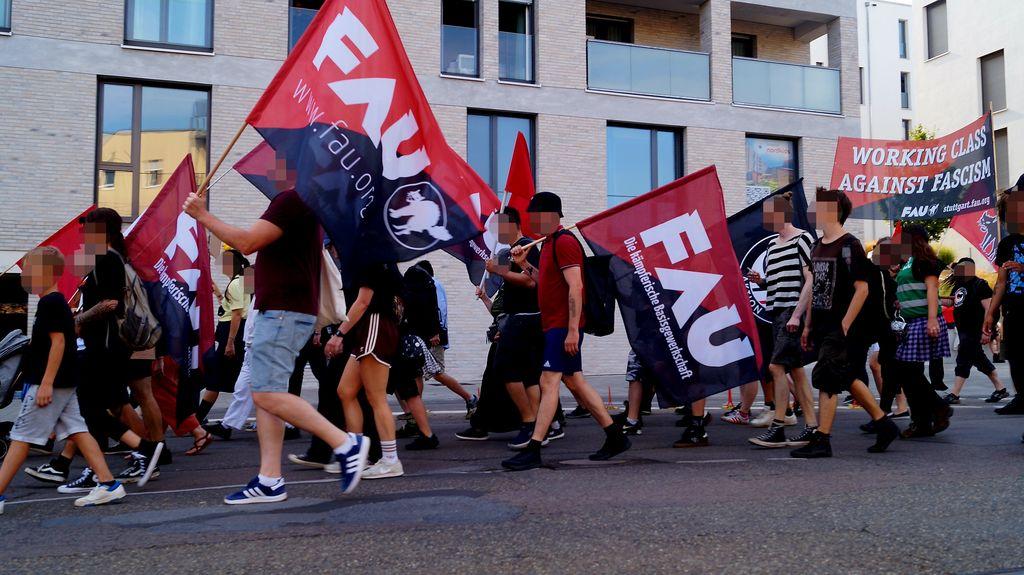 Seitenansicht der Demo mit einigen FAU Fahnen und "Workingclass against Fascism" Hochtransparent