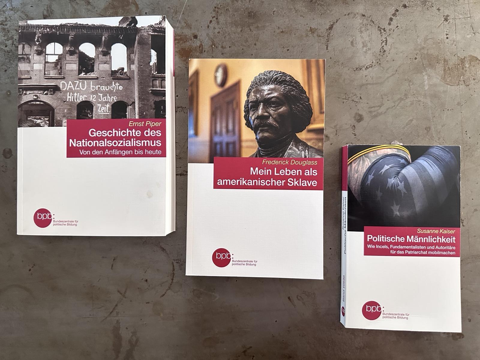 Emst Piper
Geschichte des
Nationalsozialismus
Von den Anfängen bis heute
https://www.bpb.de/shop/buecher/schriftenreihe/273221/geschichte-des-nationalsozialismus/

Frederick Douglass 
Mein Leben als amerikanischer Sklave 
https://www.bpb.de/shop/buecher/schriftenreihe/516509/mein-leben-als-amerikanischer-sklave/

Susanne Kaiser
Politische Mannlichkeit. Wie Incels, Fundamentalisten und Autoritäre für das Patriarchat mobilmachen
https://www.suhrkamp.de/buch/susanne-kaiser-politische-maennlichkeit-t-9783518127650